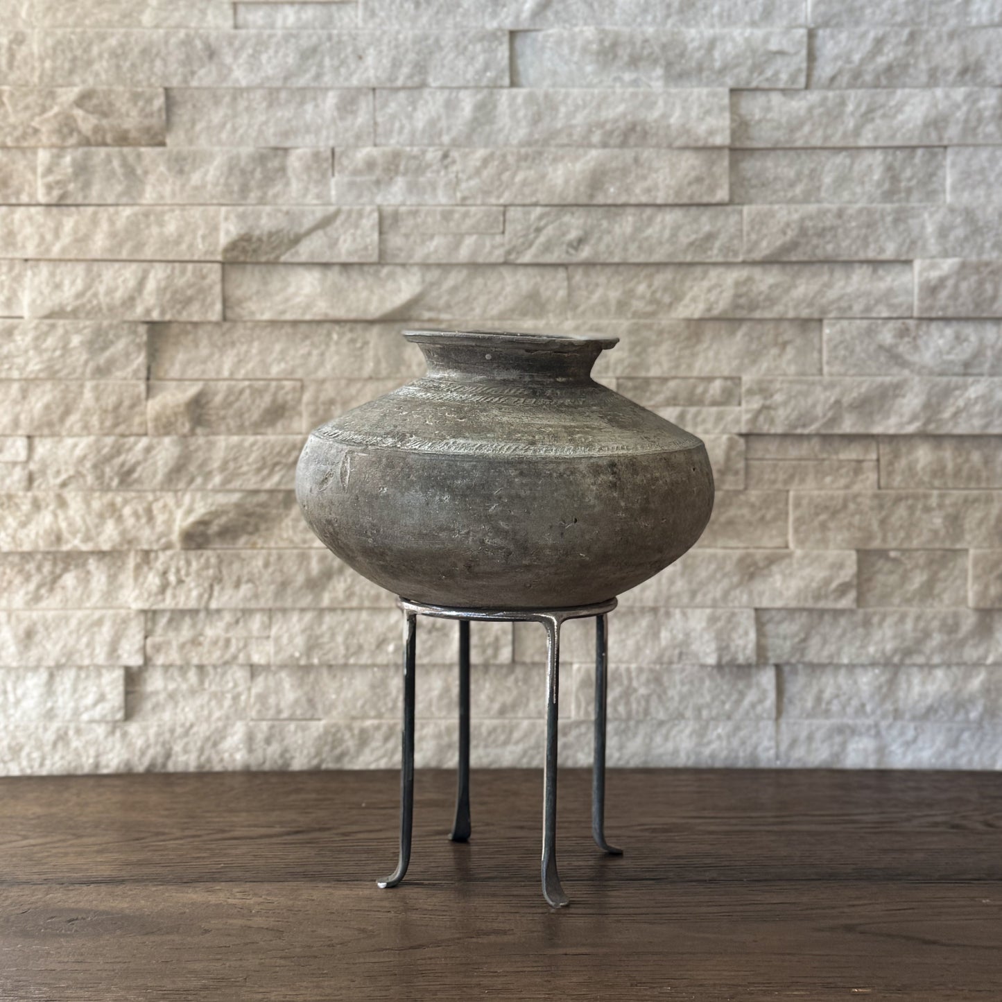 Clay Pot w/ stand no.4